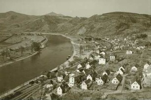 Salesel (heute Dolní Zálezly / Tschechien). Blick vom Talhang über die Elbe nach Südwesten. Im Hintergrund von links nach rechts: die Kubatschka (Kuckucksberg, 557 m), der Kletschen (705 m), der Milleschauer (835 m) und das Dubitzer Kirchlein