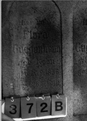 Grabstein 372 (Index: 100088258) Material: Kalkstein (?) Maße HxBxT: 206x117x30 cm Symbolik: Davidstern Besonderheit: Doppelgrab: Grabstein 372B