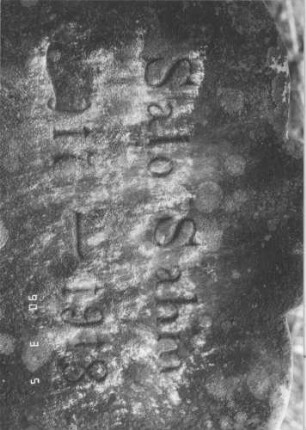 Grabstein 167 (Index: 99608852) Material: Sandstein Zustand: abgeblättert und verwittert mit Textverlust Maße HxBxT: 80x38x9 cm Beschreibung: Stele, getreppter Sockel, geschweifter Abschluß, Dreipaß: Grabstein 167B