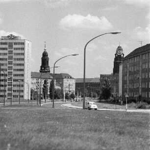 Dresden, Budapester Straße. Blick gegen Datenverarbeitungszentrum, Turm der Kreuzkirche und Rathaus mit Turm