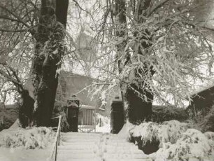 Langenhennersdorf, Dorfkirche : Langenhennersdorf. Dorfkirche mit Eingangstor zum Friedhof. Winteraufnahme