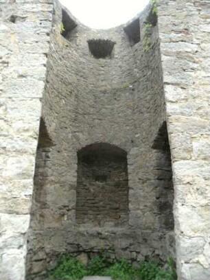Stadtbefestigung-Ansicht im Ostnordosten (höhe Brunnengasse) - Hufeisenturm von Westen über Stadtseite im Inneren mit Schießkammern und oberem Geschoß