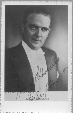 Porträt Heinrich Schlusnus. Fotografie (Weltpostkarte mit Autogramm, bezeichnet "Berlin, Ostern 1940") von Ferdy Dittmar. Stuttgart, vor bzw. 1940