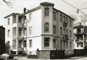 Dresden-Neustadt, Louis-Braille-Straße 3 / Ecke Arndtstraße. Wohnhaus (1851/1900). Eckansicht mit Einfriedung
