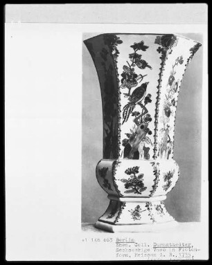 Vase in Flötenform mit Blumen und Vögeln