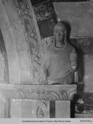 Heiligenbüsten zu Seiten der Obergadenfenster : Halbfiguren im Chor : Weibliche Halbfigur (Maria-Magdalena?)