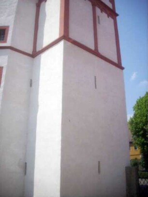 Stadtkirche - Kirchturm von Südosten (im Kern Spätromanisch) mit Schlitzscharten im Erd- und ersten Obergeschoss