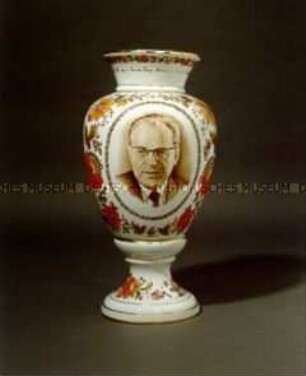 Vase mit Porträt Otto Grotewohls