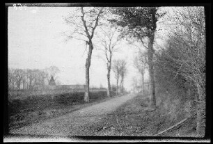Nicht identifizierbare Ortschaft bei Hendecourt (=Hendecourt-lès-Cagnicourt), Berneville, Beaurains oder Neuville-Vitasse (Dep. Pas-de-Calais, Frankreich): baumgesäumte Zufahrtsstraße zu einer Ortschaft