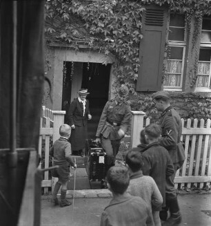 Abreise zur Fotokampagne im besetzten Frankreich: Abholen eines Koffers aus der Wohnung von Richard Hamann in der Wilhelmstraße 50 in Marburg, links Emily Hamann