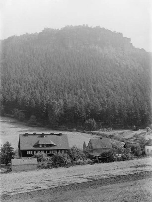 Kleingießhübel mit Kleinem Zschirnstein : Kleingießhübel in der Sächsischen Schweiz. Blick zum Kleinen Zschirnstein
