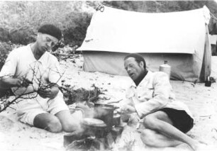 Hohwachter Bucht. Zeltleben am Strand der Ostsee. Es wird Essen gekocht