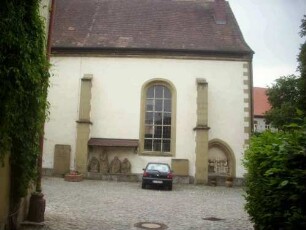 Langhaus (Neubau im 15 Jh auf spätromanischem Vorgänger) über Traufseite Nord mit Strebepfeilern sowie Figurengruppen in Übersicht