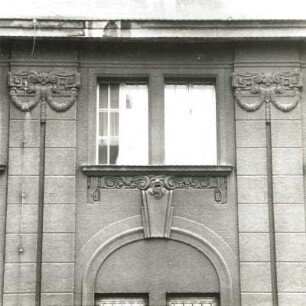 Cottbus, Wilhelm-Külz-Straße 11/Ecke Wernerstraße. Ehemalige Loge (Kammerbühne und Landessender Brandenburg; um 1910). Fenster (1. Obergeschoss)