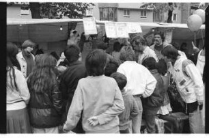 Kleinbildnegative: Friedensfest, Winterfeldtplatz, 1984