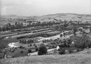 Glatz (Klodzko / Polen). Hauptbahnhof. Blick vom Schäferberg (von Südwest) gegen Kegelberg (487 m)