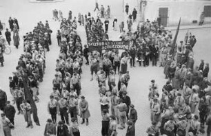 Aufmarsch des Sozialistischen Schutzbundes (SSB) auf dem Pirnaer Marktplatz