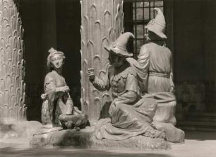 Gruppe der Tee kochenden Chinesen : Gruppe der Tee kochenden Chinesen. Sandstein, vergoldet (1755/1756; G. Heymüller). Potsdam, Park von Schloss Sanssouci, Chinesisches Teehaus, Südwest-Vorhalle