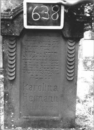 Grabstein 638 (Index: 99895274) Material: Sandstein Zustand: gut Maße HxBxT: 152x52x20 cm Beschreibung: Stele mit abgeflachtem Giebelabschluss; Schriftfeld mit Rundbogenabschluss; getreppter Sockel: Grabstein 638 (29