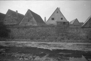 Lauingen: Giebelhäuser hinter Mauer, mit Turm von St. Martin