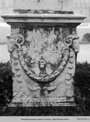Römischer Grabstein (Sockel der Statue) - Römischer Altar