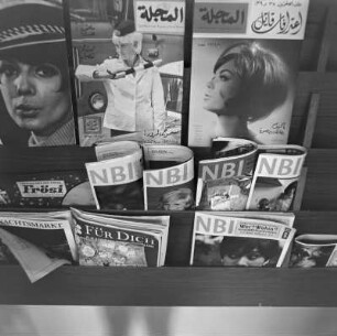 Deutsche Zeitschriften (Für Dich, NBI, Frösi) in einer Auslage vermutlich in Damaskus