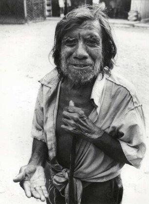 Wenn die Touristen kommen, stellen sich Maya-Familien für ein paar Pesteos gerne zum Foto auf, hier ist es nur eine Hand, die um ein wenig Geld bittet