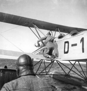 Schulflugzug Heinkel HD 24 : Rostock-Warnemünde. Seefliegerschule. Startvorbereitungen am Schulflugzeug Heinkel HD 24 (1926; Ernst Heinkel Flugzeugwerke Warnemünde)(mit Schwimmwerk)