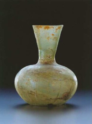 Kugelige Flasche mit Trichtermündung