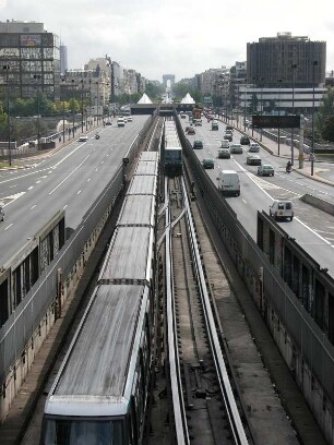 Metro oberirdisch im Viertel La Defense