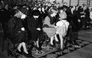 Bukarest: Frau Antonescu mit Kind, Rotkäppchen