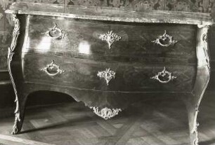 Kommode : Kommode. Holz, furniert (um 1750). Moritzburg, Schloss, 1. Obergeschoss, Nummer 1, Rauchzimmer
