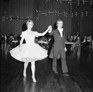 Festhalle: Tanzturnier der deutschen Junioren-Sonderklasse: Veranstalter Club Concordia Lübeck: Tanzpaar: hinten Zuschauer: 18.01.1975