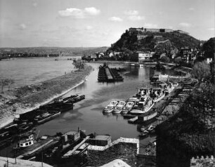 Koblenz-Ehrenbreitstein. Ortsteilansicht mit Hafenbecken am Rhein und mit Blick zur Festung Ehrenbreitstein