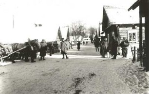 Rußland. 1. Weltkrieg. Deutsche Soldaten und russische Zivilisten in einem verschneiten russischen Dorf