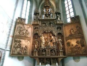 Stadtkirche-Hochchor Innen-Spätgotischer Cyriakus Hochaltar (um 1520) von Christoph von Urach-Zentralteil mit plastisch geschnitzten- sowie Flügel mit halbplastischen Figurenszenen in Übersicht
