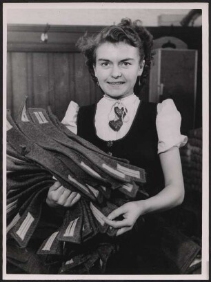Eine Frau mit Wehrmachtsuniformen