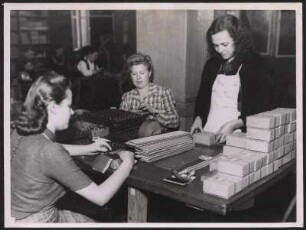 Frauen beim Verpacken von Bauteilen