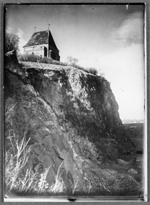Hoch auf dem Felsen steht das Kirchlein in Landsberg bei Halle