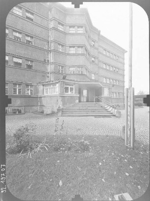 Dresden-Friedrichstadt, Bodelschwinghstraße 1/3. Ehem. Obdachlosenheim für Männer (Medizinische Berufsfachschule am Krankenhaus Dresden-Friedrichstadt, 1928; P. Wolf). Straßenansicht (Teilansicht) mit Eingang von Südost