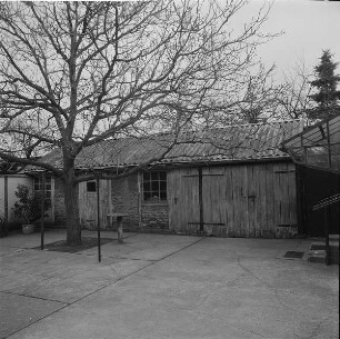 Seitengebäude mit Garage