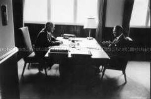 Alfried Krupp am Schreibtisch mit Berthold Beitz