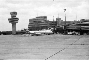 Berlin; Tegel: Flughafen Tegel mit Flugzeug und Kontrollturm