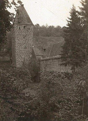 Baden-Würtemberg. Maulbronn. Kloster Maulbronn, Wehrmauer mit Graben und Wehrturm (sog. Hexenturm)