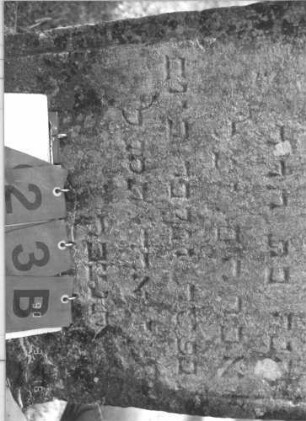 Grabstein 23 (Index: 100009483) Zustand: leicht verwittert, unterer Rand abgebröckelt Maße HxBxT: 88x60x8 cm: Grabstein 23B