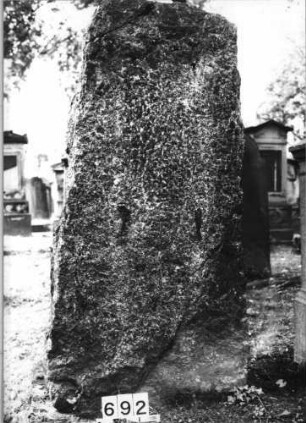 Grabstein 692 (Index: 99630194) Material: Granit Zustand: gut, Platte fehlt Maße HxBxT: 190x75x50 cm Beschreibung: grob stelenhaft behauener Stein: Grabstein 692