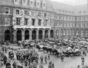 Regierungstruppen vor dem Bottroper Rathaus
