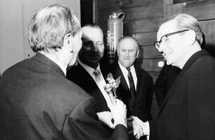 Hausen im Wiesental: Beim Rundfunkinterview O. E. Sutter, Bürgermeister von Hausen Ernst Hug, Hebelpreisträger Dr. Eberhard Meckel