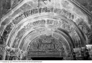 Hauptportal mit Reliefs