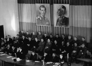 Bukarest: (stellvertr. Ministerpräsident und Außenminister) Prof. Mihai Antonescu spricht, von oben gesehen
